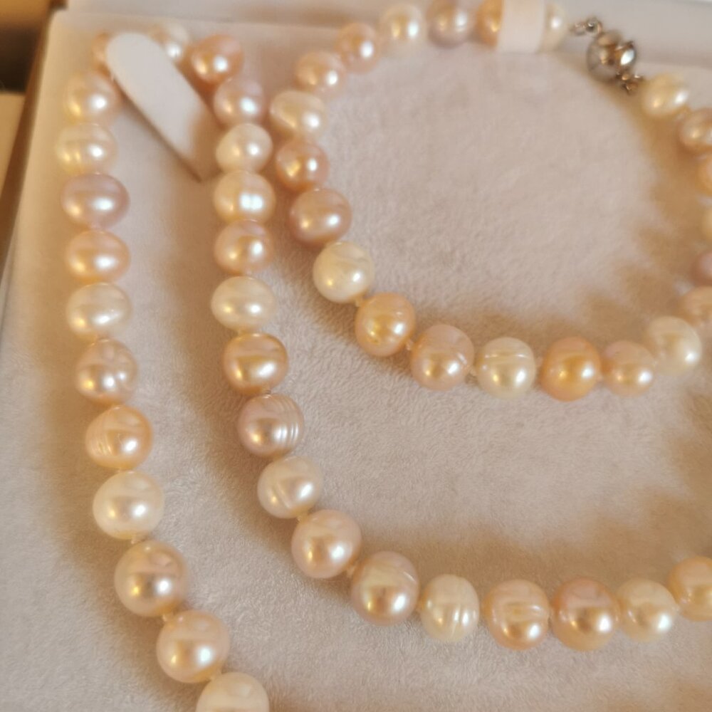 Beautiful Boxed Multi-Coloured Freshwater Pearl Necklace and Bracelet Set - Picture 5 of 15